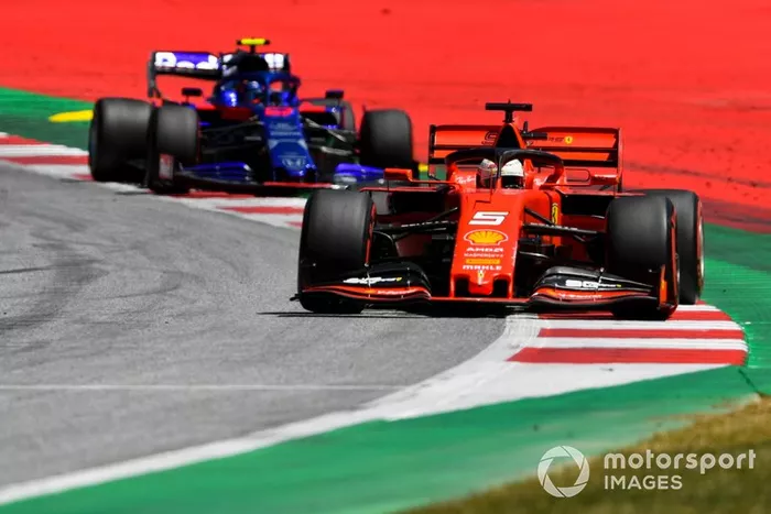 Sebastian Vettel, Ferrari SF90, precede Alexander Albon, Toro Rosso STR14