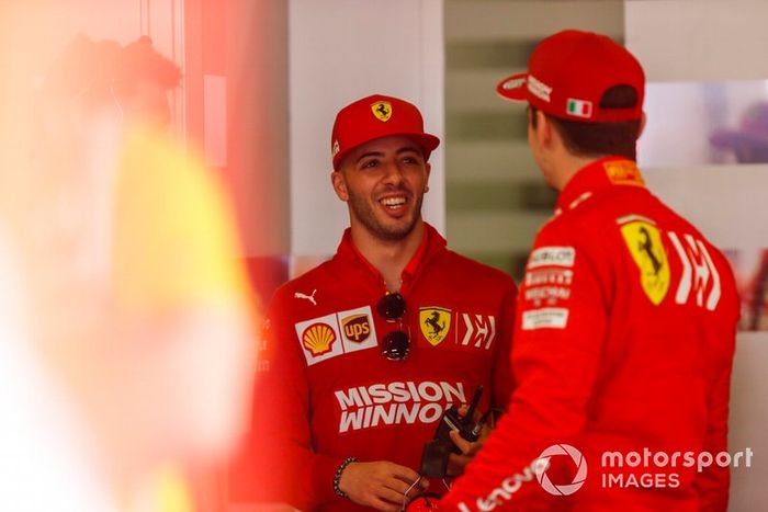 Antonio Fuoco, piloto de reserva de Ferrari, con Charles Leclerc, Ferrari