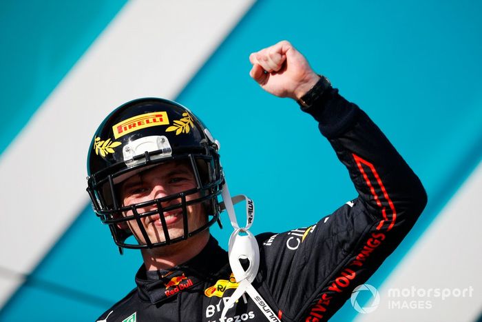 Max Verstappen, Red Bull Racing, 1ª posición, llega al podio con el casco de NFL de Pirelli