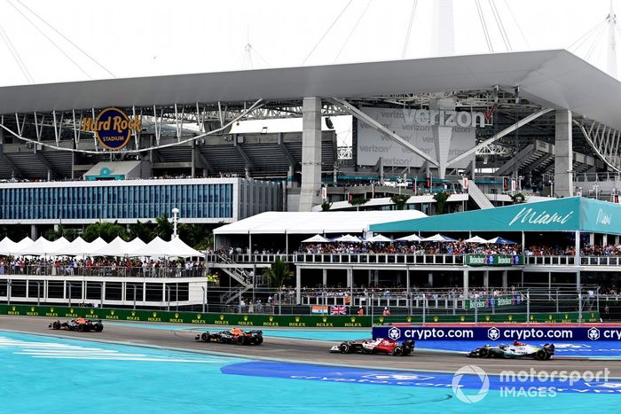 Max Verstappen, Red Bull Racing RB18, Sergio Pérez, Red Bull Racing RB18, Valtteri Bottas, Alfa Romeo C42, Lewis Hamilton, Mercedes W13