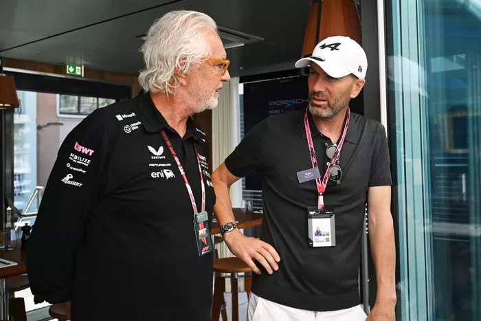 Flavio Briatore, doradca wykonawczy Alpine F1, rozmawia z Zinedine'em Zidane'em