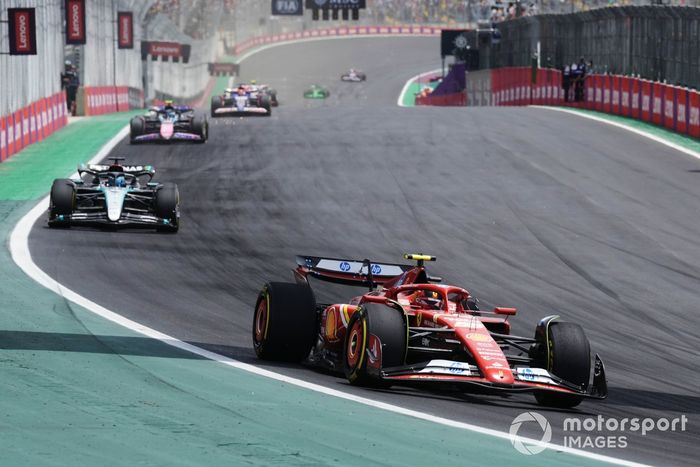 Carlos Sainz, Ferrari SF-24, George Russell, Mercedes F1 W15 
