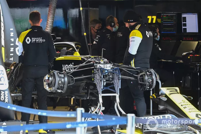 Los mecánicos de Renault con el Renault F1 Team R.S.20 de Daniel Ricciardo en el garaje