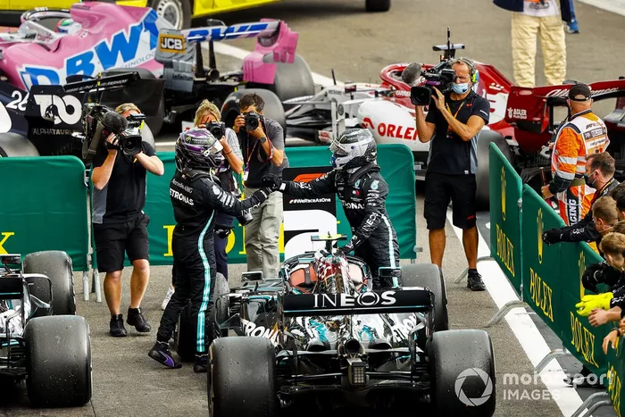 Ganador Lewis Hamilton, Mercedes-AMG F1 y Valtteri Bottas, Mercedes-AMG F1 celebran en Parc Ferme 