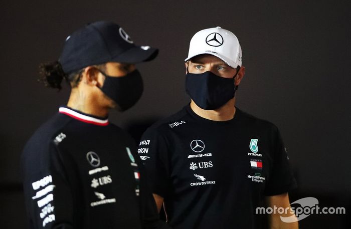 Valtteri Bottas, Mercedes-AMG F1 y Lewis Hamilton, Mercedes-AMG F1 en la conferencia de prensa