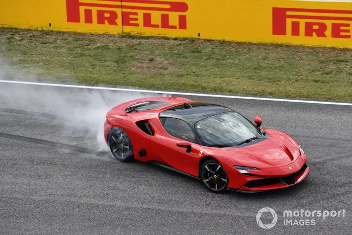 Sebastian Vettel, Ferrari, hace unas donuts en el SF90 Stradale