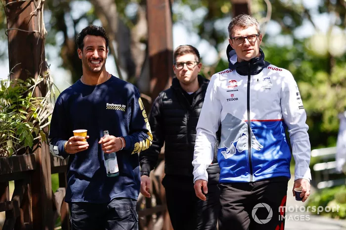 Daniel Ricciardo, Visa Cash App RB F1 Team, aarive sur la piste avec l'ingénieur Pierre Hamelin