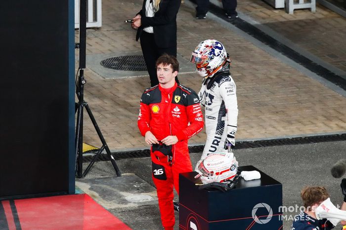 Charles Leclerc, Scuderia Ferrari, Yuki Tsunoda, Scuderia AlphaTauri, en el Parc Ferme tras la Calificación