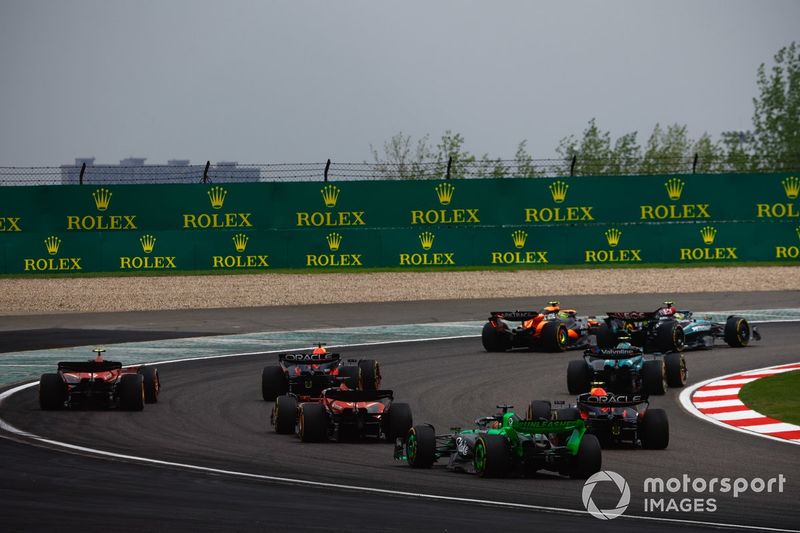 Lewis Hamilton, Mercedes F1 W15, precede Lando Norris, McLaren MCL38, Fernando Alonso, Aston Martin AMR24, Max Verstappen, Red Bull Racing RB20, e il resto dello schieramento alla partenza della gara Sprint.