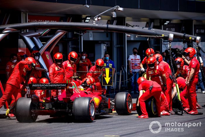 Carlos Sainz Jr., Ferrari SF21, en pits en la FP3