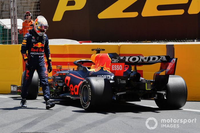 Max Verstappen, Red Bull Racing RB16B, golpea las barreras en la FP3