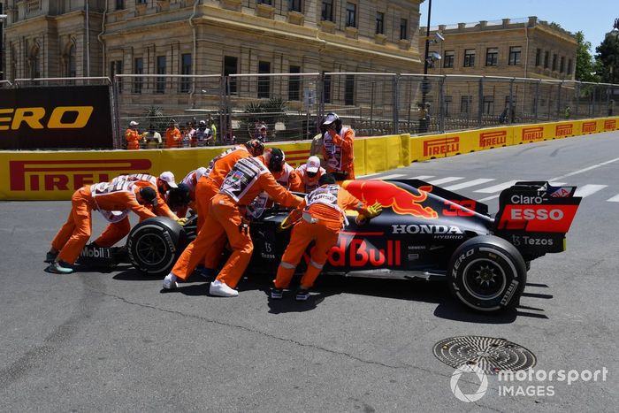 Los comisarios retiran el coche dañado de Max Verstappen, Red Bull Racing RB16B