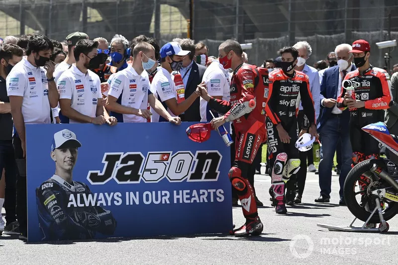 Un minuto di silenzio in memoria di Jason Dupasquier