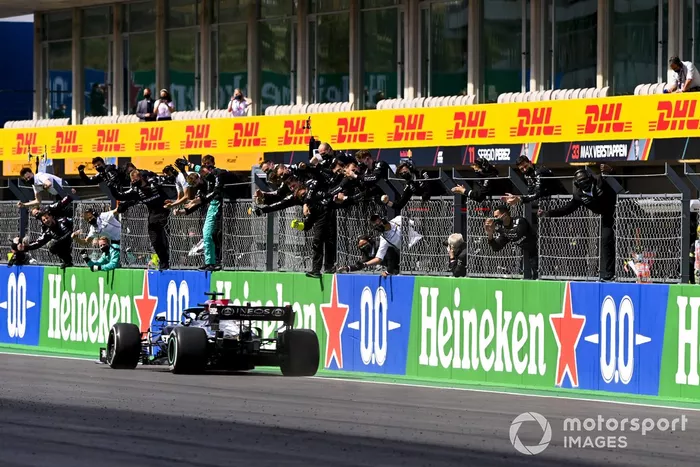 Ganador Lewis Hamilton, Mercedes W12, cruza la meta