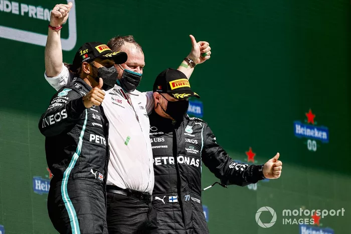 Podio: ganador de la carrera Lewis Hamilton, Mercedes, y el tercer lugar Valtteri Bottas, Mercedes