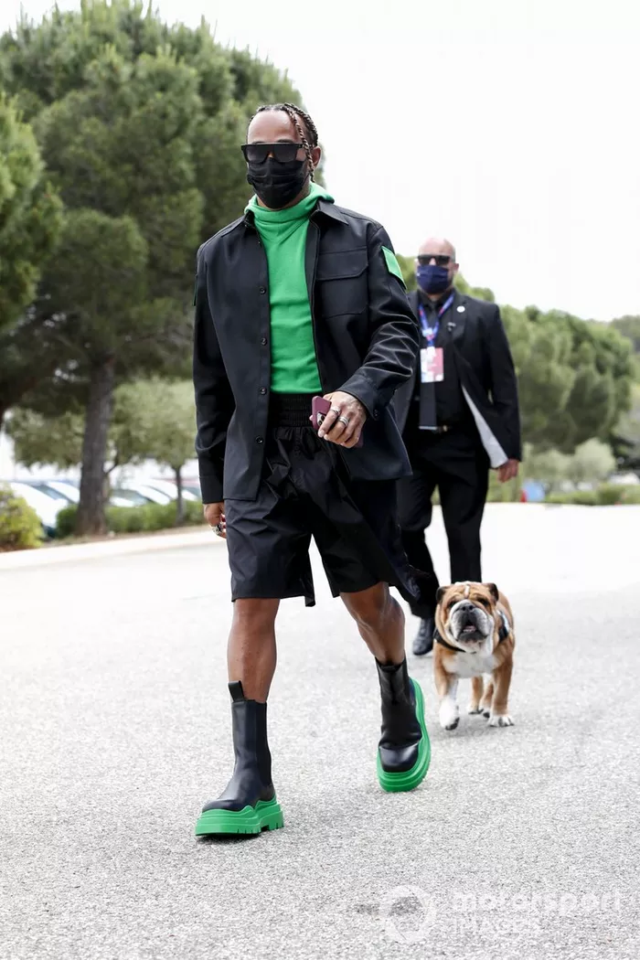 Lewis Hamilton, Mercedes con su perro Roscoe
