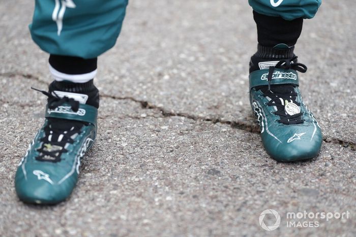Un medallón de San Cristóbal en el una bota de Sebastian Vettel, Aston Martin