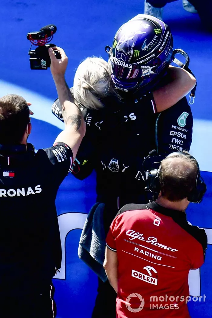 Angela Cullen, fisioterapeuta de Lewis Hamilton, felicita a Lewis Hamilton, de Mercedes, en Parc Ferme tras conseguir su pole 100 en la F1