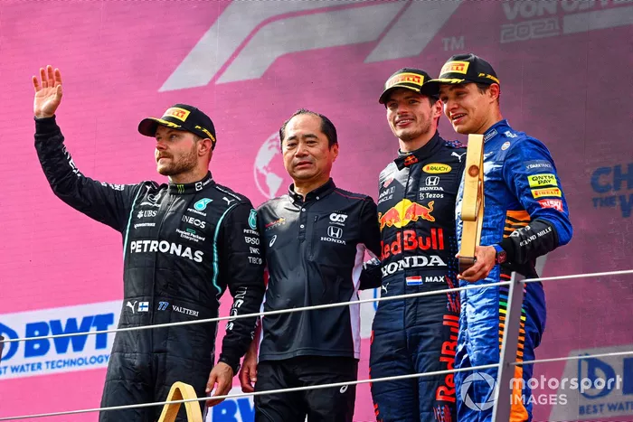 Podio: segundo lugar Valtteri Bottas, Mercedes, Toyoharu Tanabe, Director técnico F1 Honda, ganador Max Verstappen, Red Bull Racing , tercer lugar Lando Norris, McLaren