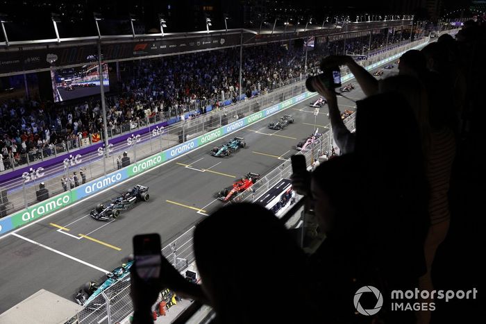 Arrancada Fernando Alonso, Aston Martin AMR23, George Russell, Mercedes F1 W14, Carlos Sainz, Ferrari SF-23, Lance Stroll, Aston Martin AMR23, el resto de los participantes ocupan sus puestos en la parrilla.