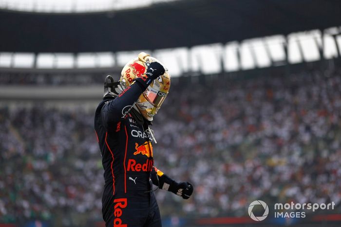 Max Verstappen, Red Bull Racing, 1ª posición, celebra en el Parc Ferme