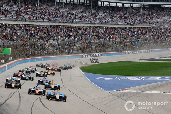 Felix Rosenqvist, Arrow McLaren Chevrolet leads at the start