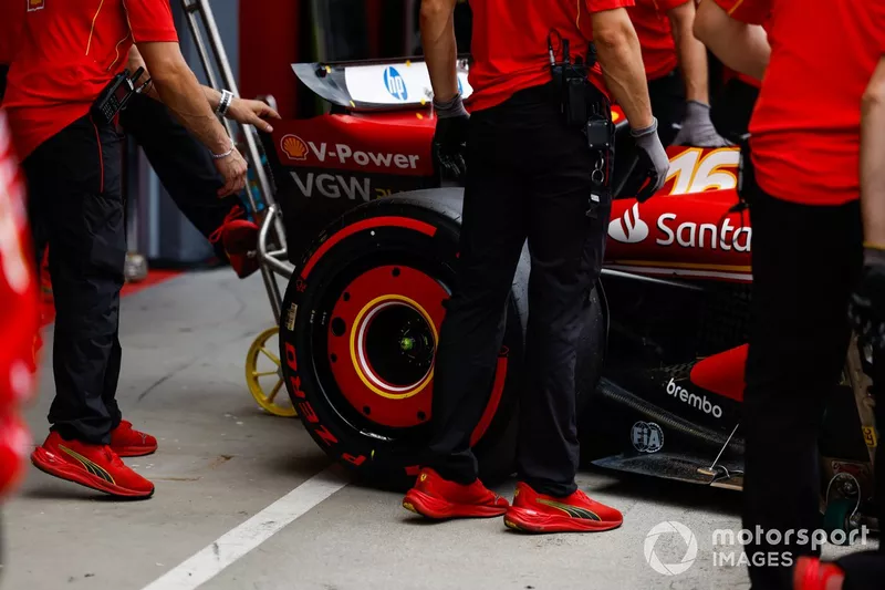 Charles Leclerc, Ferrari SF-24 ile birlikte pit şeridindeki mekanikerler