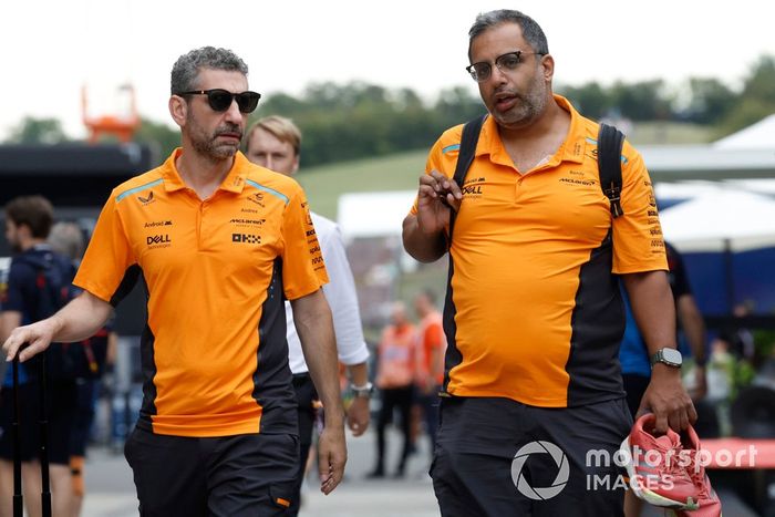 Andrea Stella, director del equipo McLaren F1 Team, un miembro del equipo en el paddock