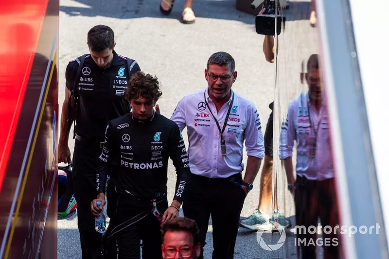 Andrea Kimi Antonelli, Mercedes-AMG F1 Team, dans le paddock 