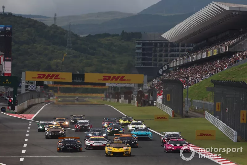 Départ GT : #TF Sport Corvette Z06 LMGT3.R n°81 : Tom Van Rompuy, Rui Andrade, Charlie Eastwood en tête