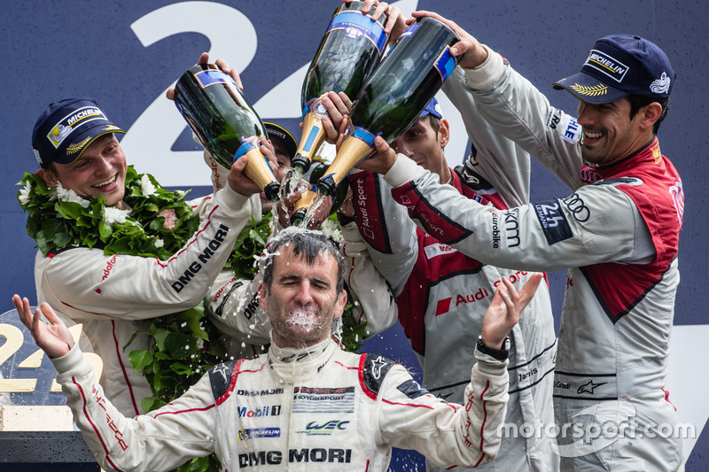 LMP1 podium: klasse en overall winnaar #2 Porsche Team Porsche 919 Hybrid: Romain Dumas krijgt een c