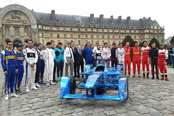 Foto de grupo con los pilotos y Alejandro Agag, Fórmula E CEO y el presidente de la FIA Jean Todt,