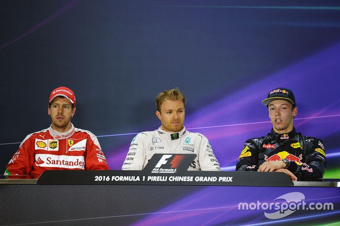 Conferencia de prensa: Nico Rosberg, Mercedes AMG F1 Team, ganador, el segundo lugar de Sebastian Vettel, Ferrari, tercero Daniil Kvyat, Red Bull Racing