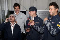 Formule 1-baas Bernie Ecclestone viert zijn verjaardag met Red Bull Racing-coureurs Max Verstappen en Daniel Ricciardo, en Mercedes-directeur Toto Wolff