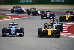 Маркус Эрикссон, Sauber F1 Team C35 и Джолион Палмер, Renault Sport F1 Team RE16