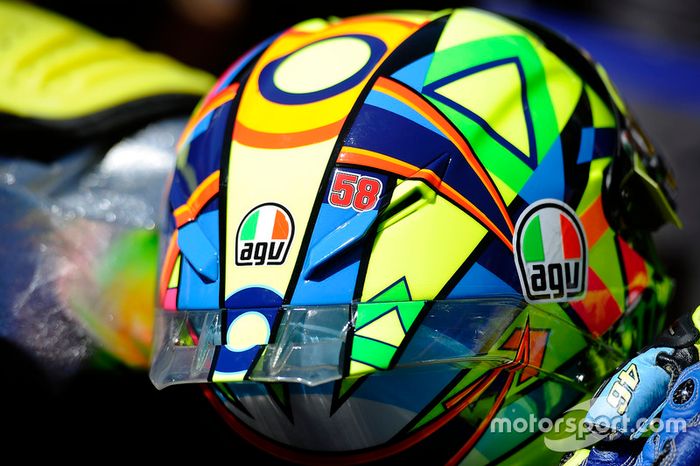 Valentino Rossi continua llevando el 58 de Marco Simoncelli en casco.