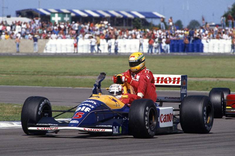 Race winner Nigel Mansell, Williams Renault FW14 gives Ayrton Senna, McLaren MP4/6-Honda a lift