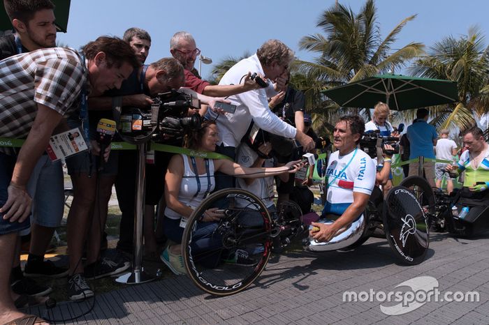 Alex Zanardi con los medios