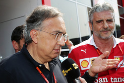Sergio Marchionne, Président de Ferrari President et PDG de Fiat Chrysler Automobiles, avec Maurizio Arrivabene, directeur Ferrari Team