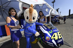 Des Grid Girls près de la moto de Valentino Rossi, Yamaha Factory Racing
