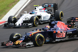 Daniil Kvyat, Scuderia Toro Rosso STR11; Valtteri Bottas, Williams FW38