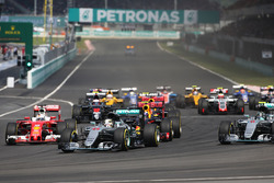 Льюіс Хемілтон, Mercedes AMG F1 W07 Hybrid очолює перегони
