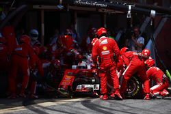 Sebastian Vettel, Ferrari SF16-H makes pit stop