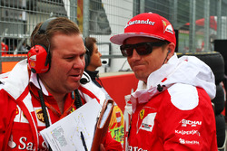Kimi Raikkonen, Ferrari with Dave Greenwood, Ferrari Race Engineer on the grid