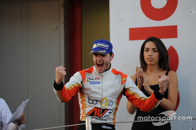 Dillmann celebra su victoria en la última carrera del año