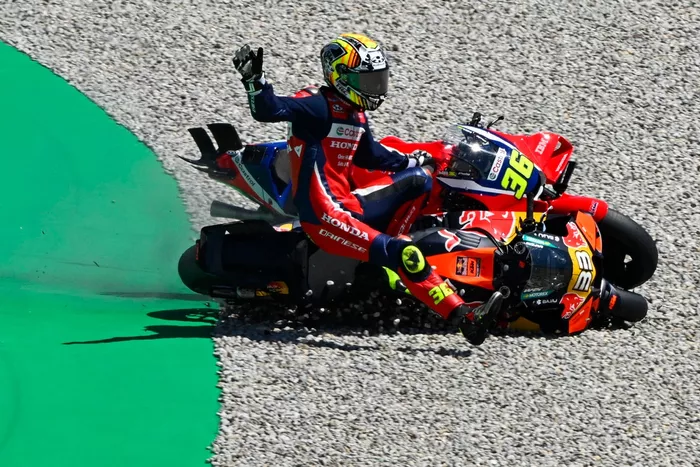 Brad Binder, del equipo Red Bull KTM Factory Racing, y Joan Mir, de Honda HRC, sufren una caída