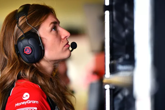 CIUDAD DE MÉXICO, MÉXICO - 26 DE OCTUBRE: Laura Mueller, Ingeniera de Carrera de Haas F1 observa en el garaje durante el Gran Premio de F1 de México en el Autódromo Hermanos Rodríguez el 26 de octubre de 2025 en la Ciudad de México, México. (Foto de James
