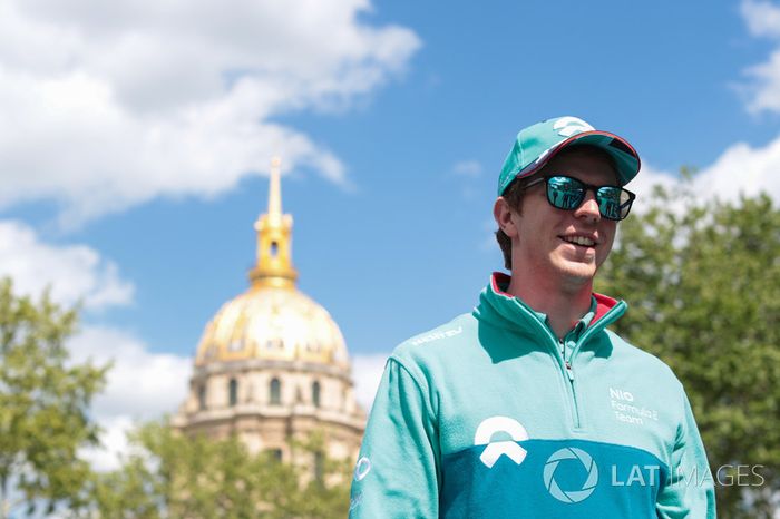 Oliver Turvey, NIO Formula E Team, caminando por la pista