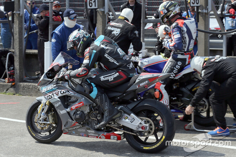 Michael Dunlop passeert Peter Hickman