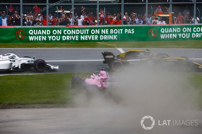Sergio Perez, Force India VJM11, se va a la hierba tras tocarse con Carlos Sainz 